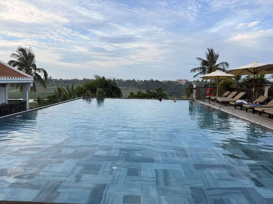Infinity-Pool über den Reisfeldern