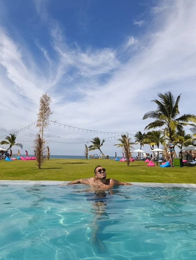 Pool mit Blick aufs Meer