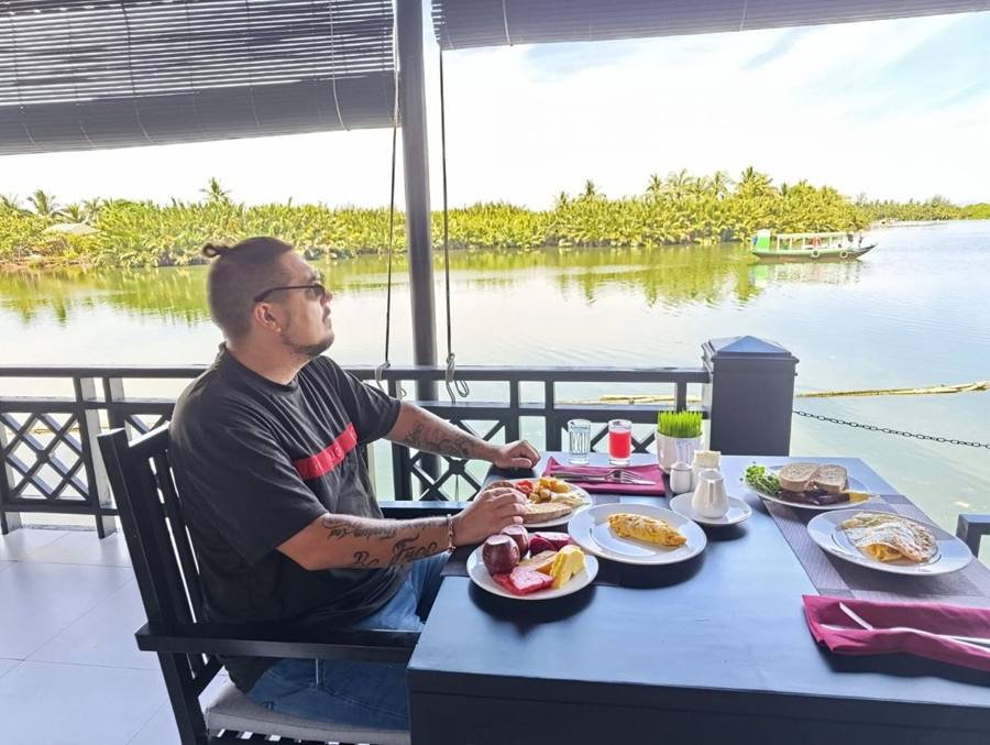 Frühstück am Fluss