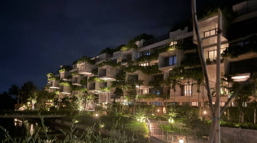 Hotel bei Nacht