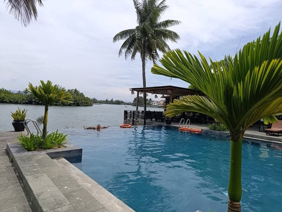 Infinity-Pool am Fluss