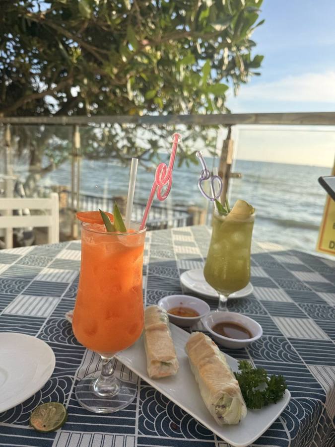 Frische Säfte und Sommerrollen am Meer