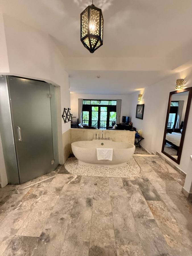 Zimmer mit freistehender Badewanne