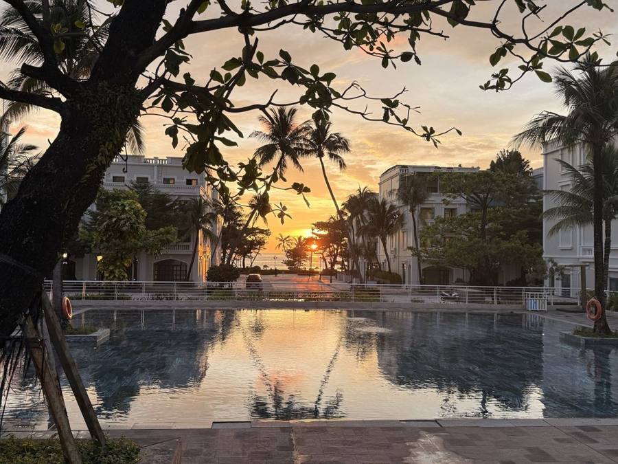 Pool bei Sonnenuntergang