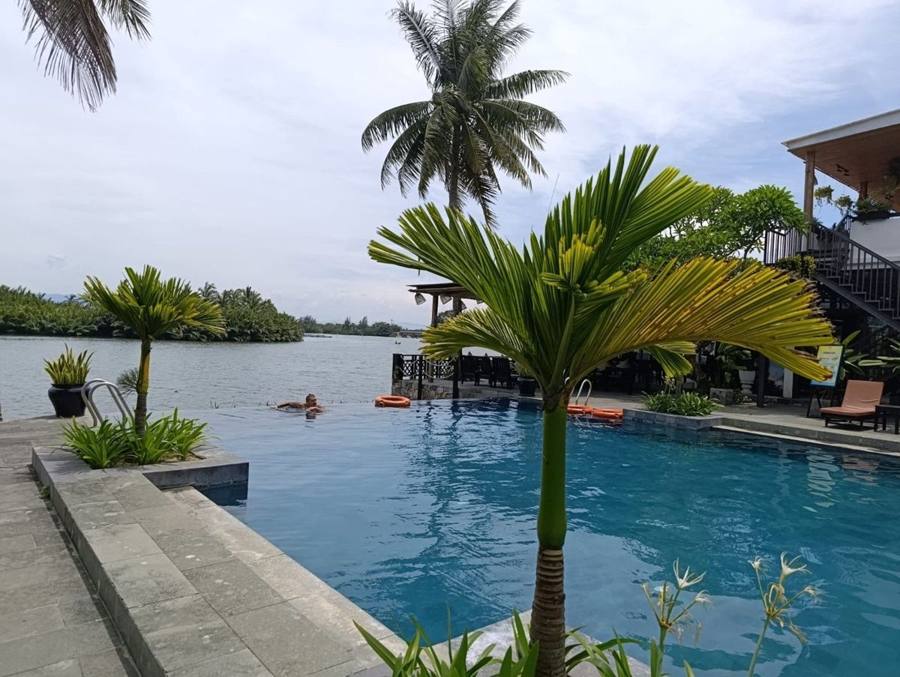 Hotelpool am Fluss